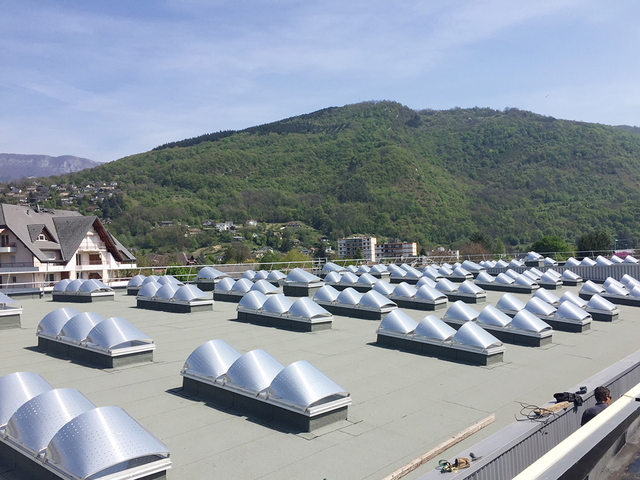 Publireportage Adexsi Lycée Nivolet Savoie lanterneaux Bluetek avec brise-soleil