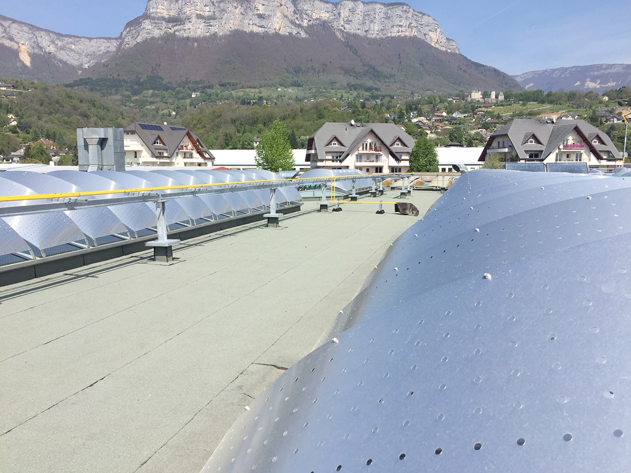 Publireportage Adexsi Lycée Nivolet Savoie lanterneaux Bluetek avec brise-soleil