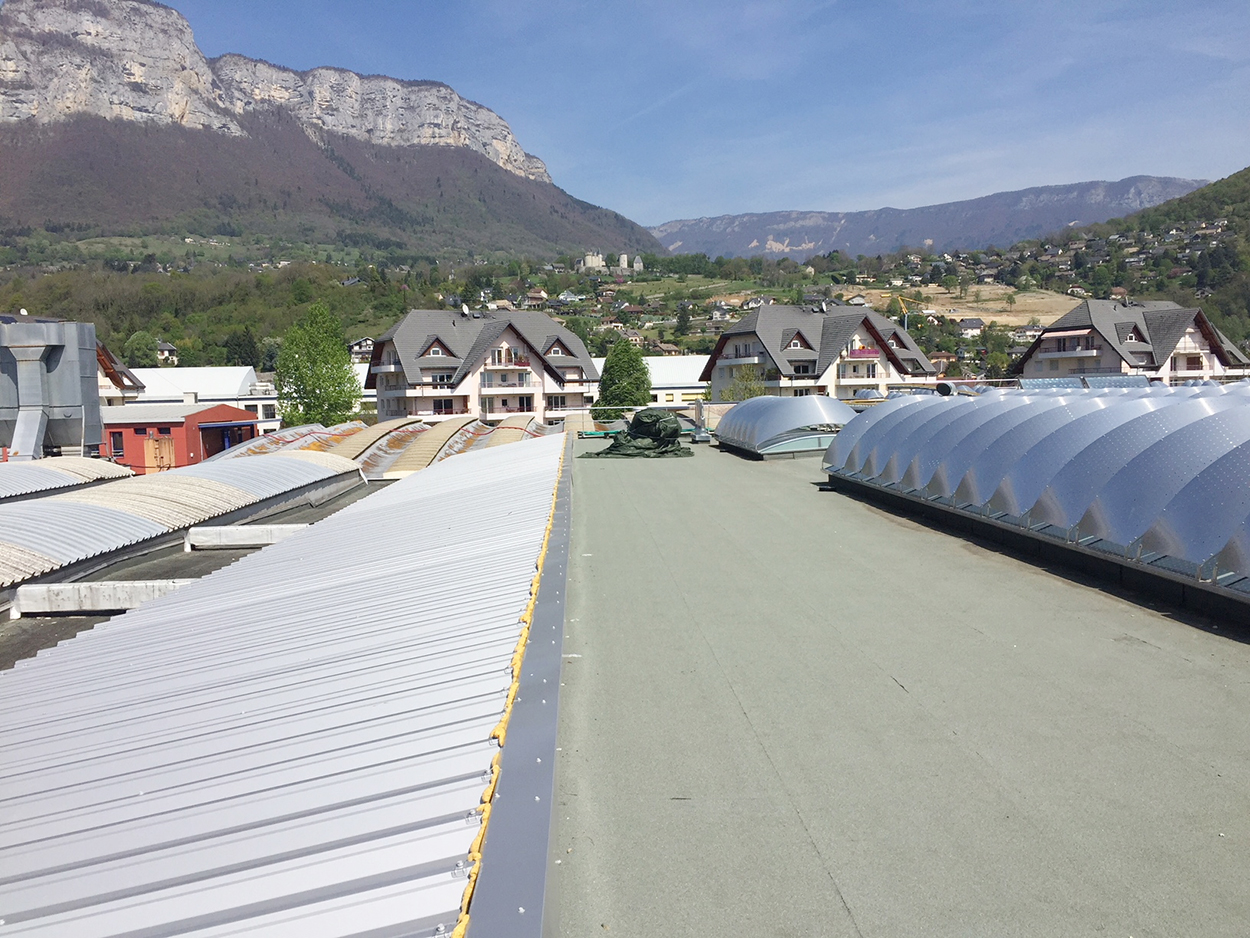 Publireportage Adexsi Lycée Nivolet Savoie lanterneaux Bluetek avec brise-soleil