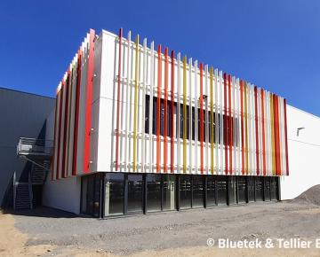 Brise-soleils de façade Tellier et lanterneaux Bluesteel Therm gymnase Challans