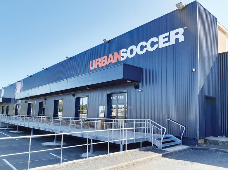 Publireportage Bluetek pour Adexsi : adiabatique sur bâtiments UrbanSoccer Angers