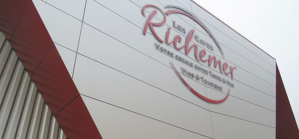 Résultat bardage Bluetek et enseigne Caves Richemer en septembre 2021