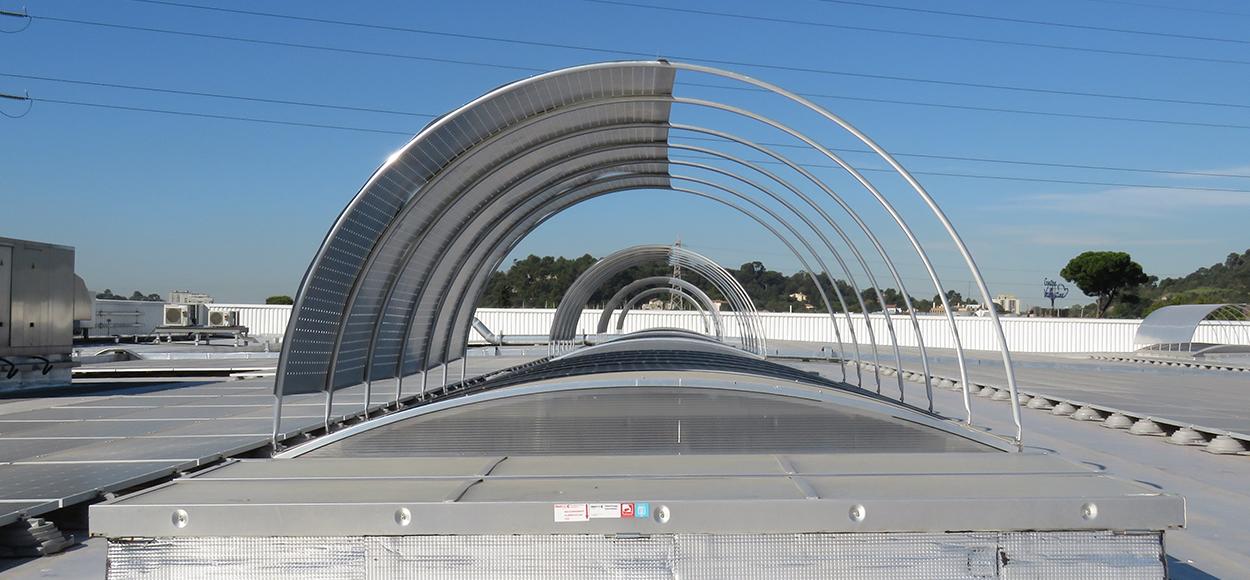 Toiture Decathlon La Valentine voûtes avec brise-soleil type Voile sur Bluevoûte