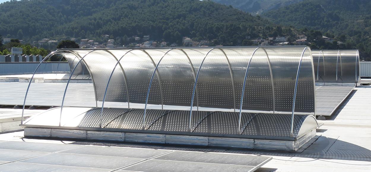 Toiture Decathlon La Valentine voûtes avec brise-soleil type Voile sur Bluevoûte