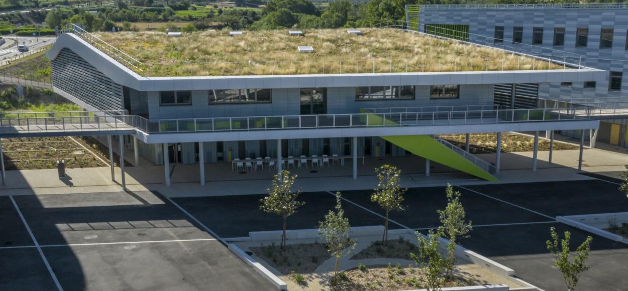 Lanterneaux Bluetek sur toiture lycée Simone Veil