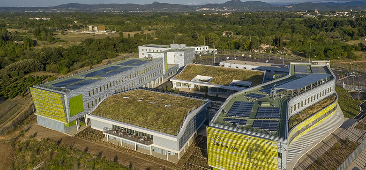 Lanterneaux Bluetek sur toiture lycée Simone Veil