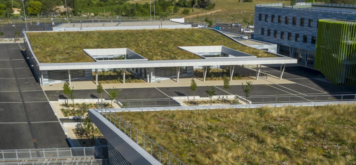 Lanterneaux Bluetek sur toiture lycée Simone Veil Gignac Languedoc