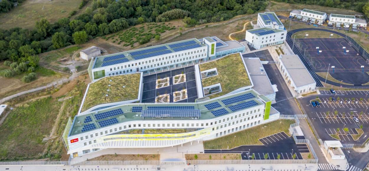 Lanterneaux Slick Inside remplissage verre toiture Lycée Simone Veil Gignac
