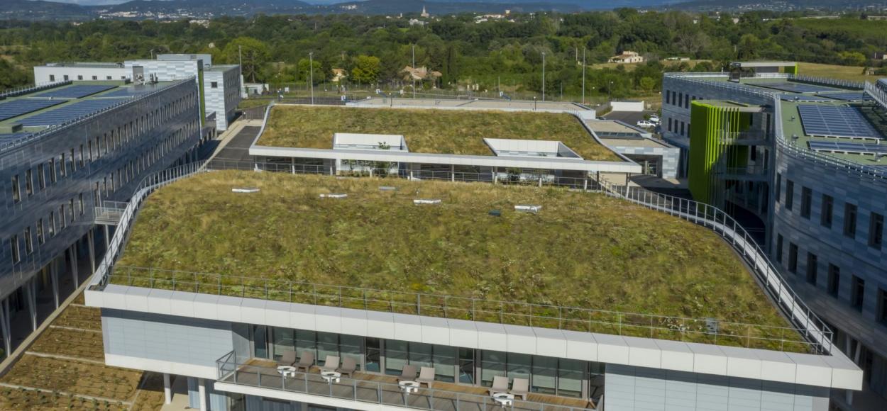 Lanterneaux Slick Inside remplissage verre toiture Lycée Simone Veil Gignac