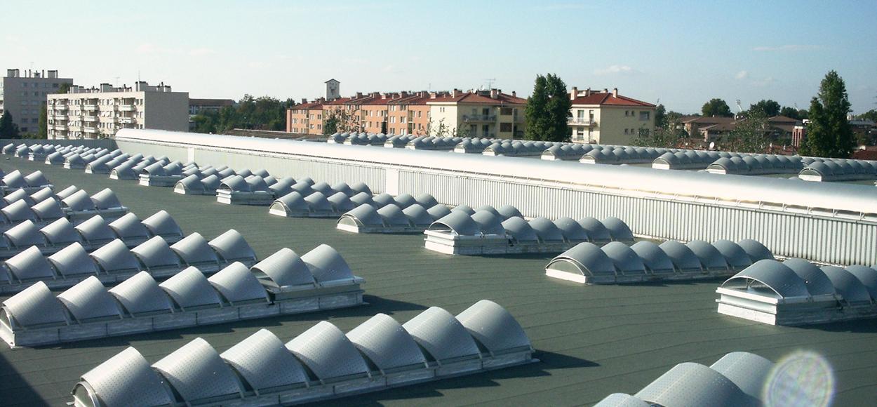 Référence Airbus Toulouse lanterneaux protection solaire latérale pour site Adexsi produit marque Bluetek