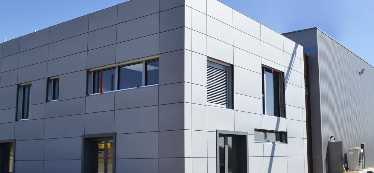 Site Adexsi référence Bluetec lanterneaux lames Sunlite Control et voûtes en toiture Joris Bressuire Deux-Sèvres