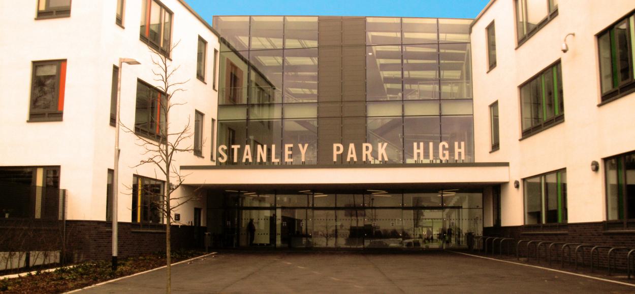 façade avant du groupe scolaire : Stanley Park High School