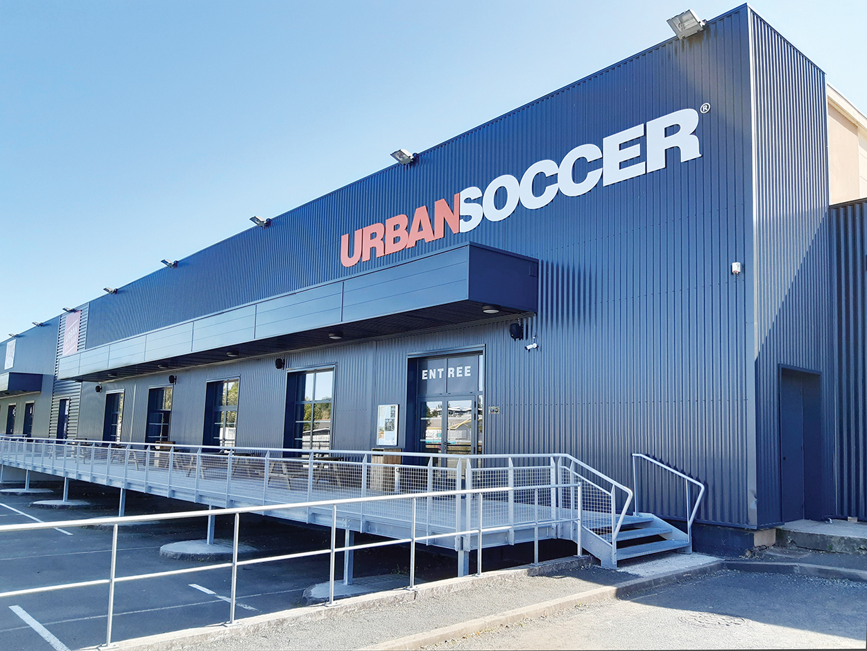 Publireportage Bluetek pour Adexsi : adiabatique sur bâtiments UrbanSoccer Angers